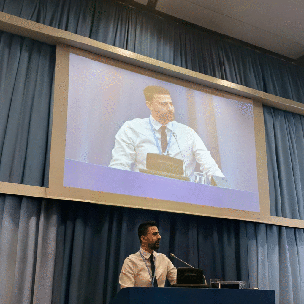 Bejan Choschnau bei der Rede.